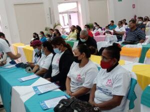 participantes atentos a exposiciones