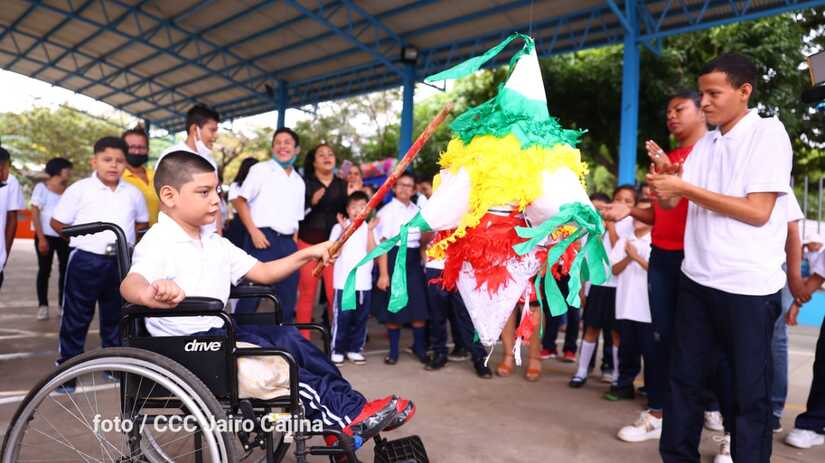 Niño en silla de rueda